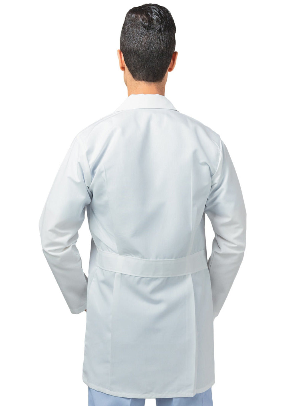 Joven de espaldas utilizando bata blanca de laboratorio con manga larga, cinto, y tres bolsas al frente