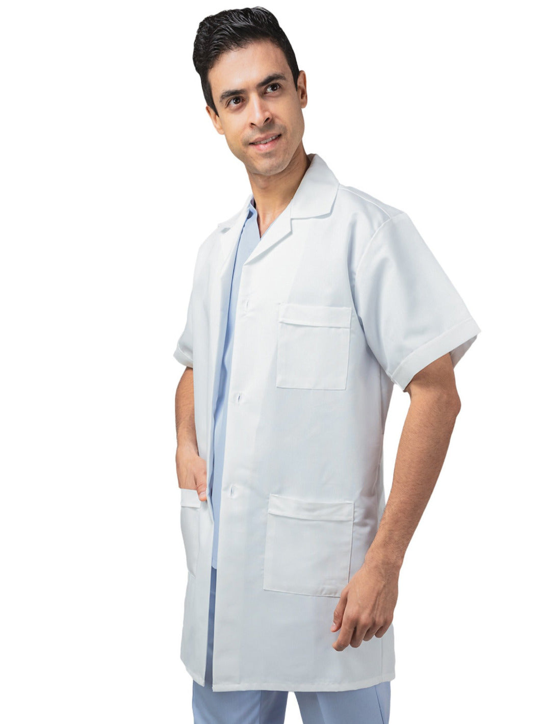 Hombre vistiendo bata blanca de laboratorio de manga corta, largo tres cuartos, con tres bolsas al frente, cinto pegado en la espalda, y tablones invertidos. 