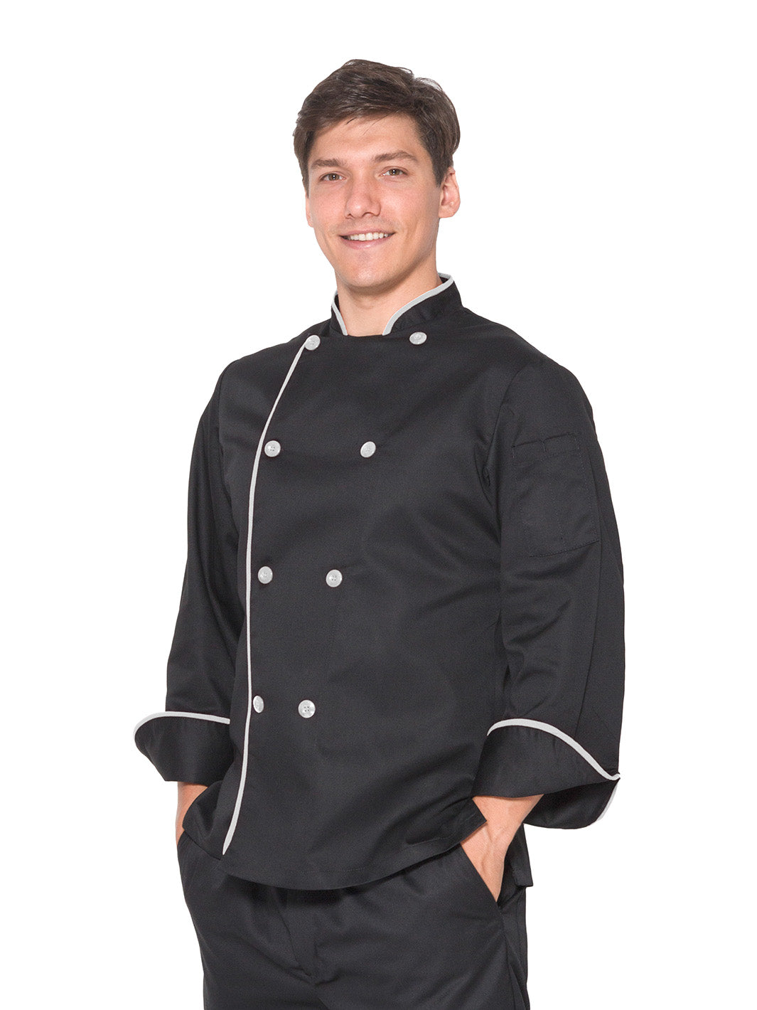 Hombre vistiendo filipina de chef unisex color negro con vistas blancas, mangas de puño redondeado, doble fila de botones con cruce reversible, y bolsa en manga izquierda.