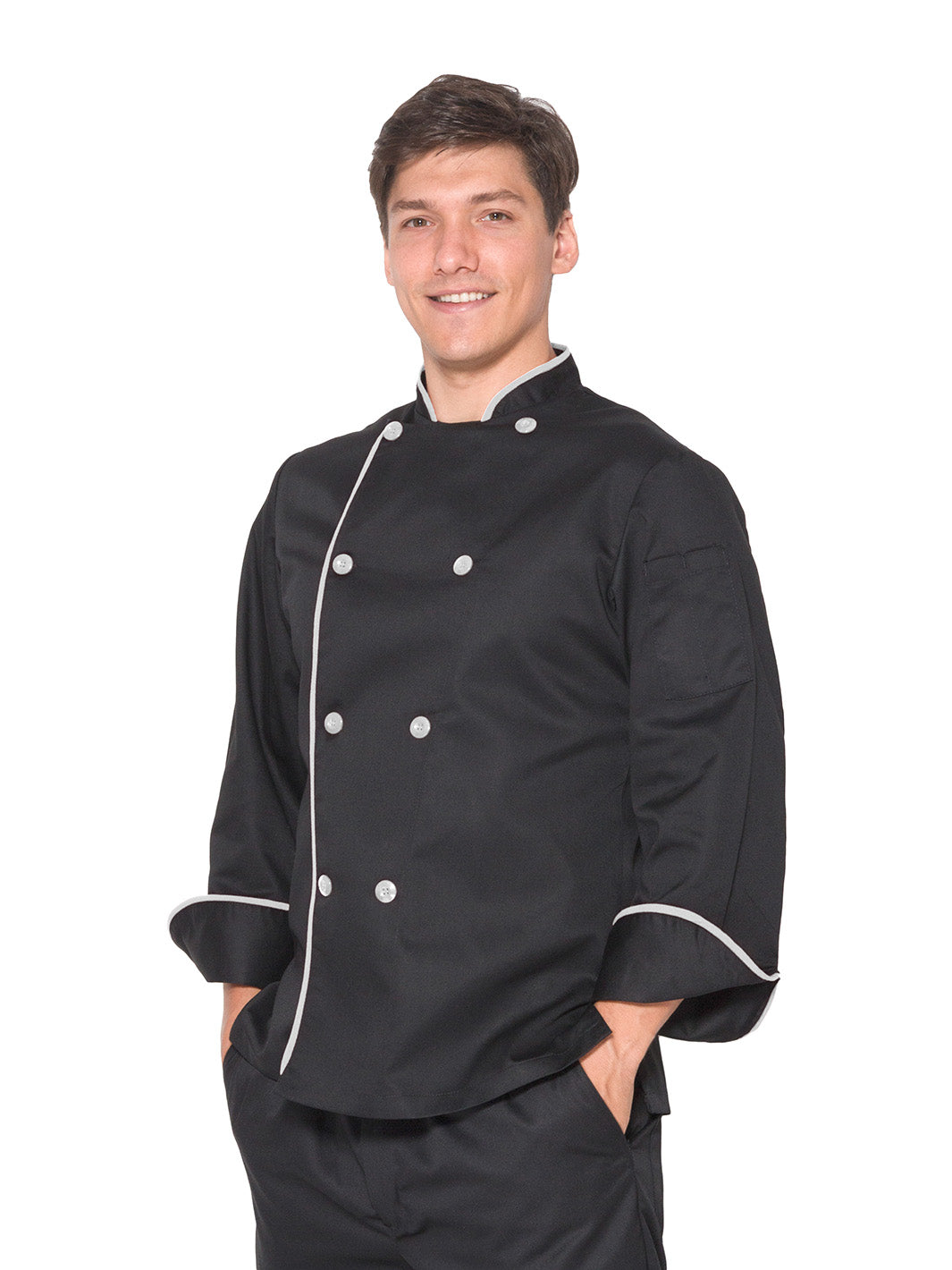 Hombre vistiendo filipina de chef unisex color negro con vistas blancas, mangas de puño redondeado, doble fila de botones con cruce reversible, y bolsa en manga izquierda. 