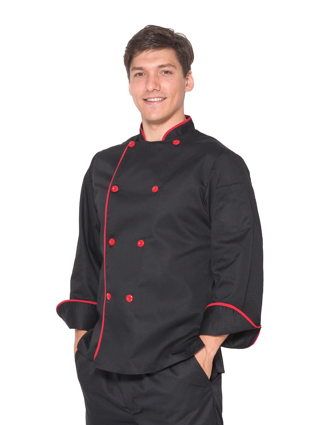 Hombre vistiendo filipina de chef unisex color negro con vistas rojas, mangas de puño redondeado, doble fila de botones con cruce reversible, y bolsa en manga izquierda.