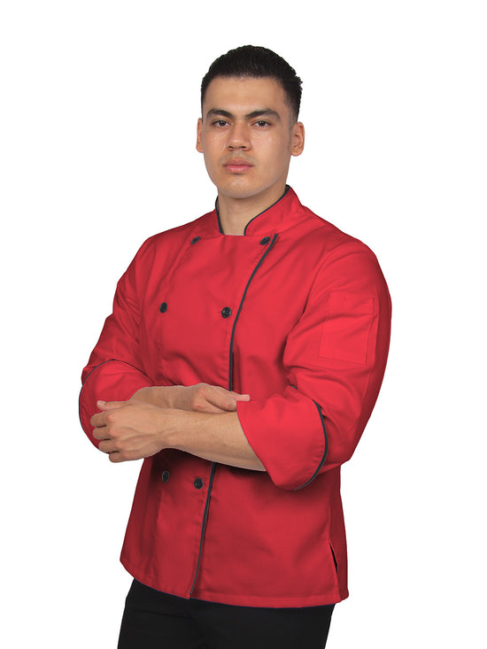 Hombre vistiendo filipina de chef unisex color rojo con vistas negras, mangas de puño redondeado, doble fila de botones con cruce reversible, y bolsa en manga izquierda. 
