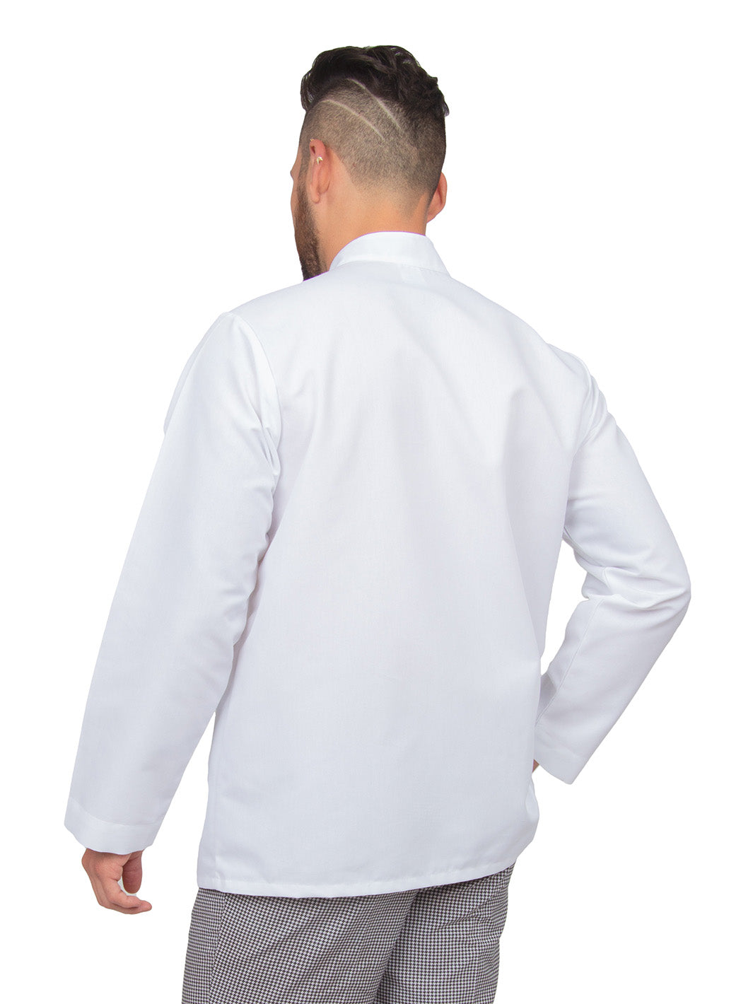 Hombre usando filipina para chef de manga larga color blanco con cuello mao, una sola fila de botones, y dos bolsas frontales.