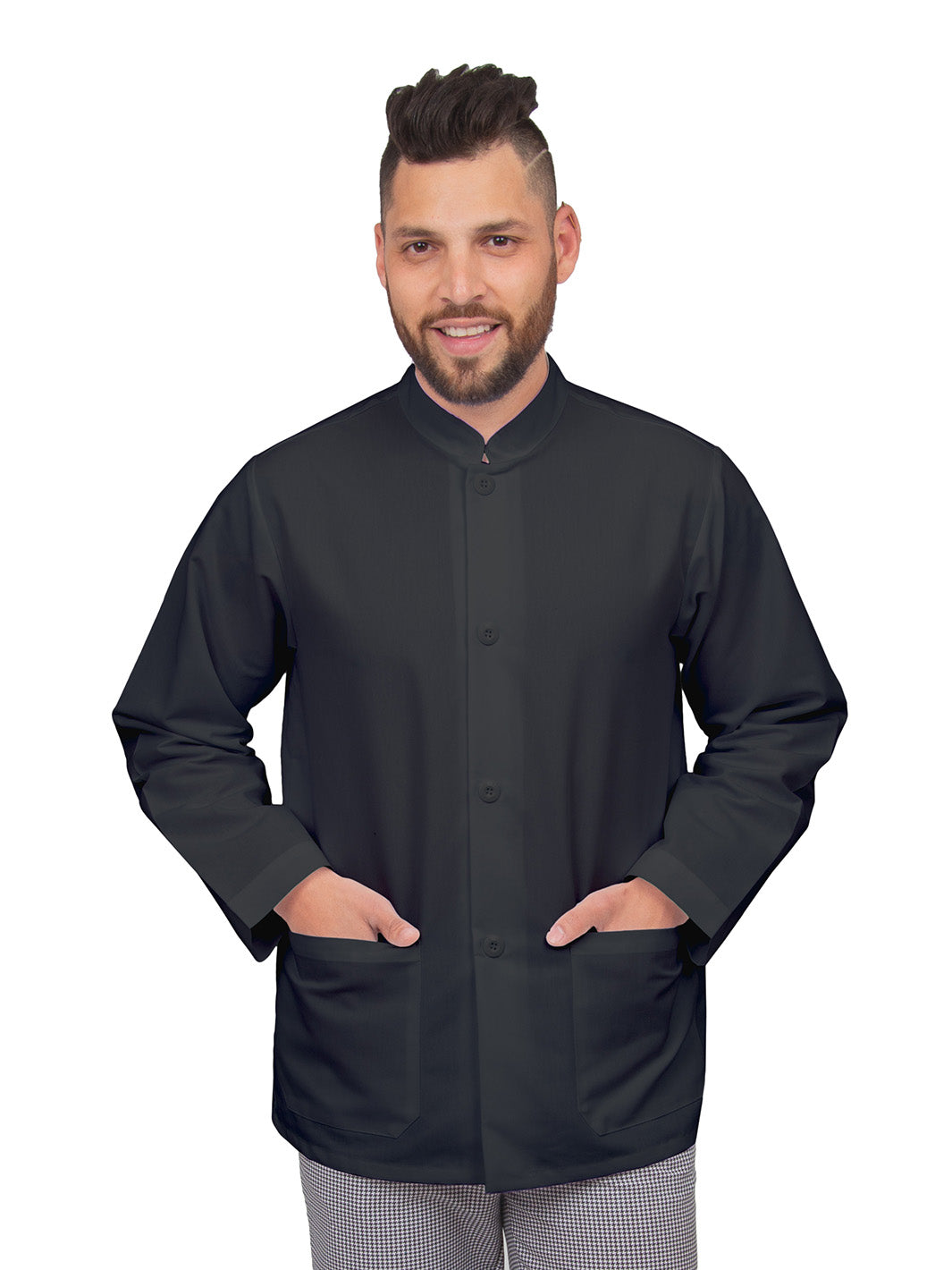 Hombre usando filipina para chef de manga larga color negro con cuello mao, una sola fila de botones, y dos bolsas frontales.