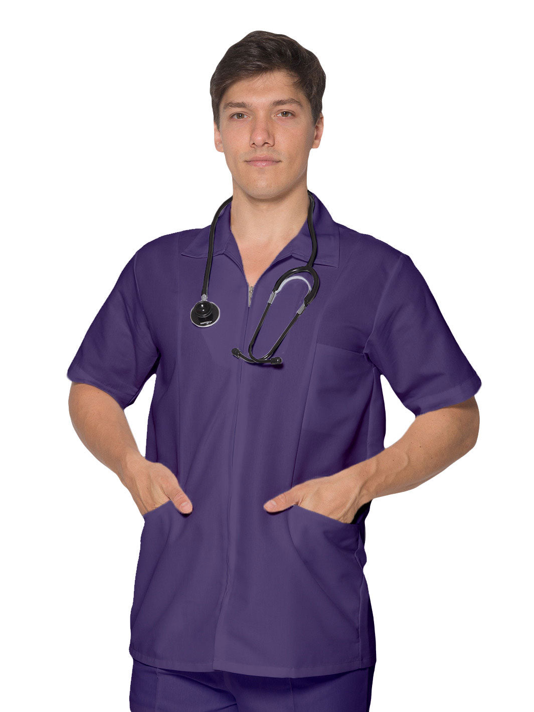 Hombre usando filipina quirúrgica con cierre color morado de manga corta, tiene tres bolsas al frente y cuello sport.