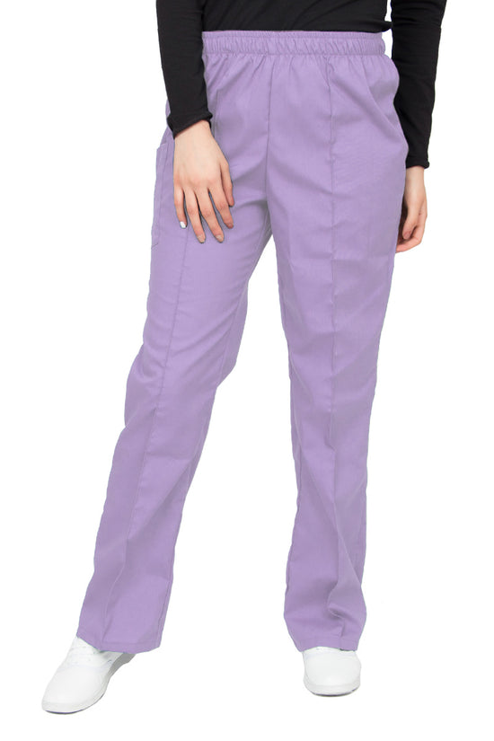 Pantalón clínico lila de corte recto, con una aforza al frente, una bolsa en el lado derecho con cierre de velcro, y cintura de elástico.
