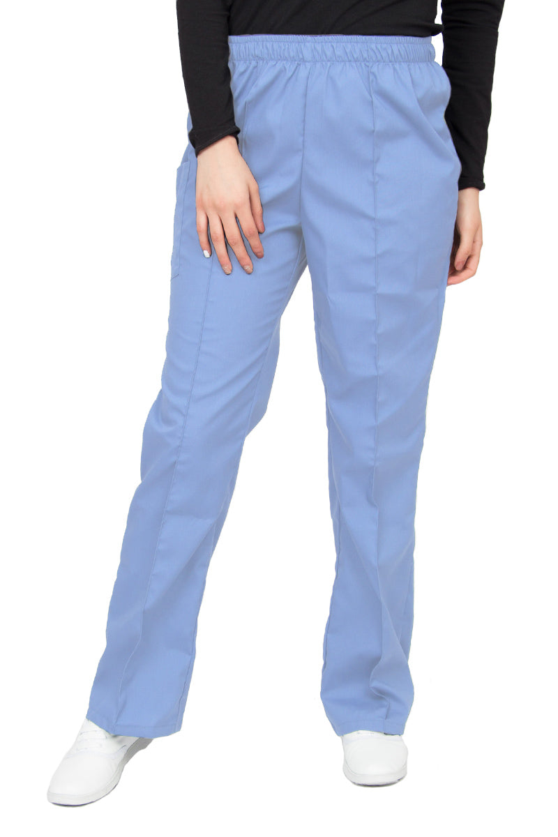 Pantalón clínico celeste de corte recto, con una aforza al frente, una bolsa en el lado derecho con cierre de velcro, y cintura de elástico.