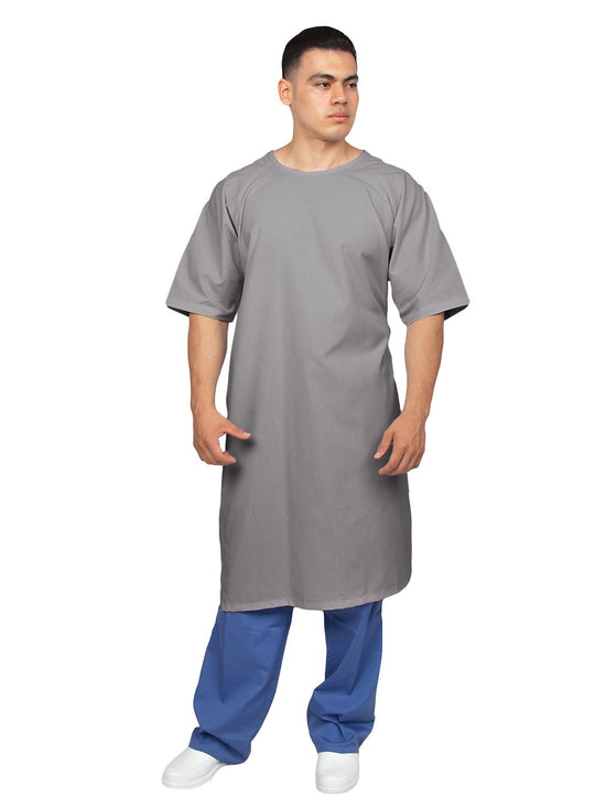 Hombre vistiendo bata para paciente de tela lavable unisex y unitalla color gris
