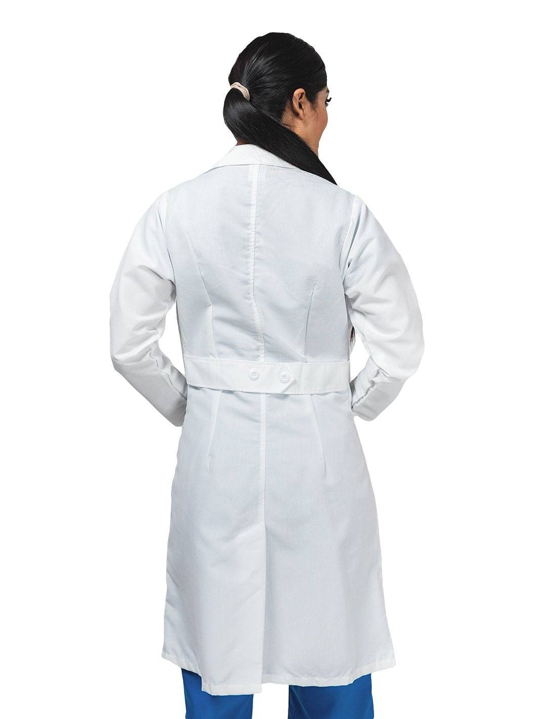 Mujer vistiendo bata blanca de laboratorio para médico que cuenta con cuatro botones, tres bolsas frontales, y cinto en la espalda