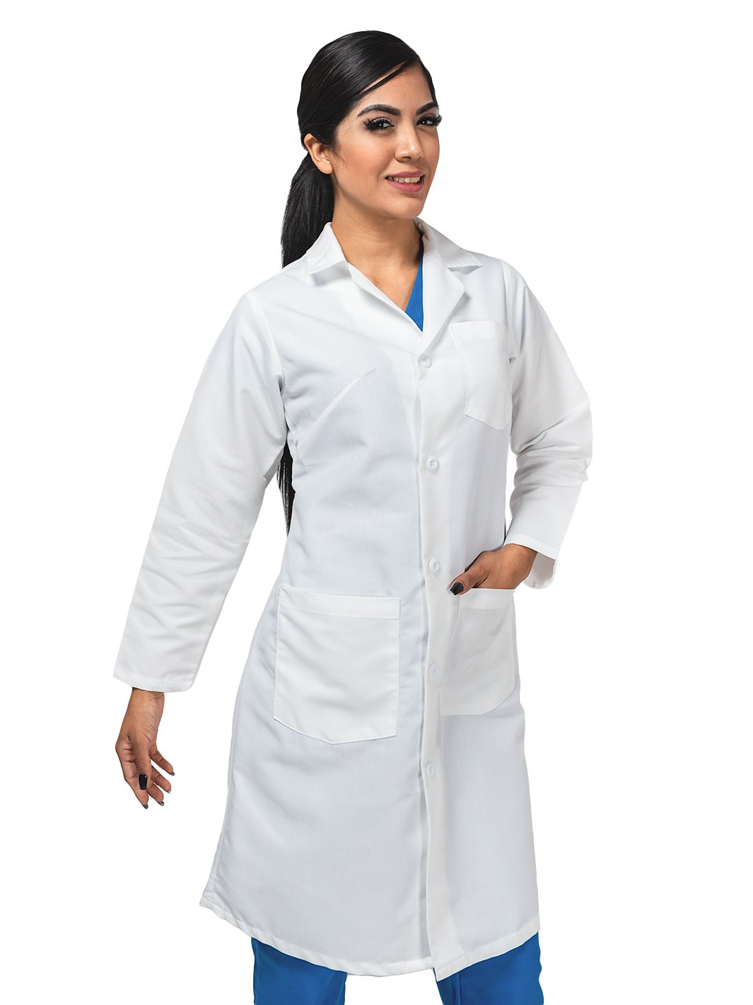 Mujer vistiendo bata blanca de laboratorio para médico que cuenta con cuatro botones, tres bolsas frontales, y cinto en la espalda