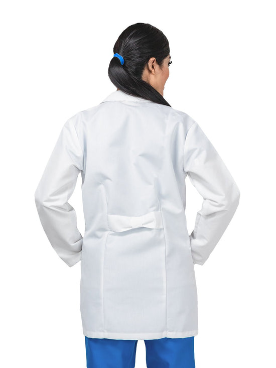 Mujer con bata blanca de laboratorio para mujer de uso médico con corte princesa, cuatro botones, moño decorativo en espalda, y bolsas frontales.
