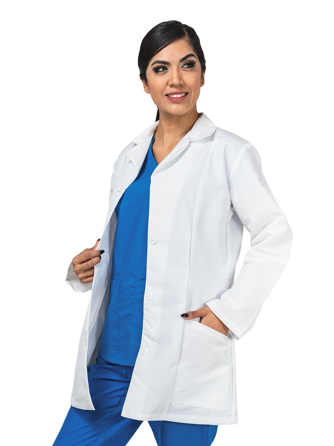 Mujer con bata blanca de laboratorio para mujer de uso médico con corte princesa, cuatro botones, moño decorativo en espalda, y bolsas frontales.