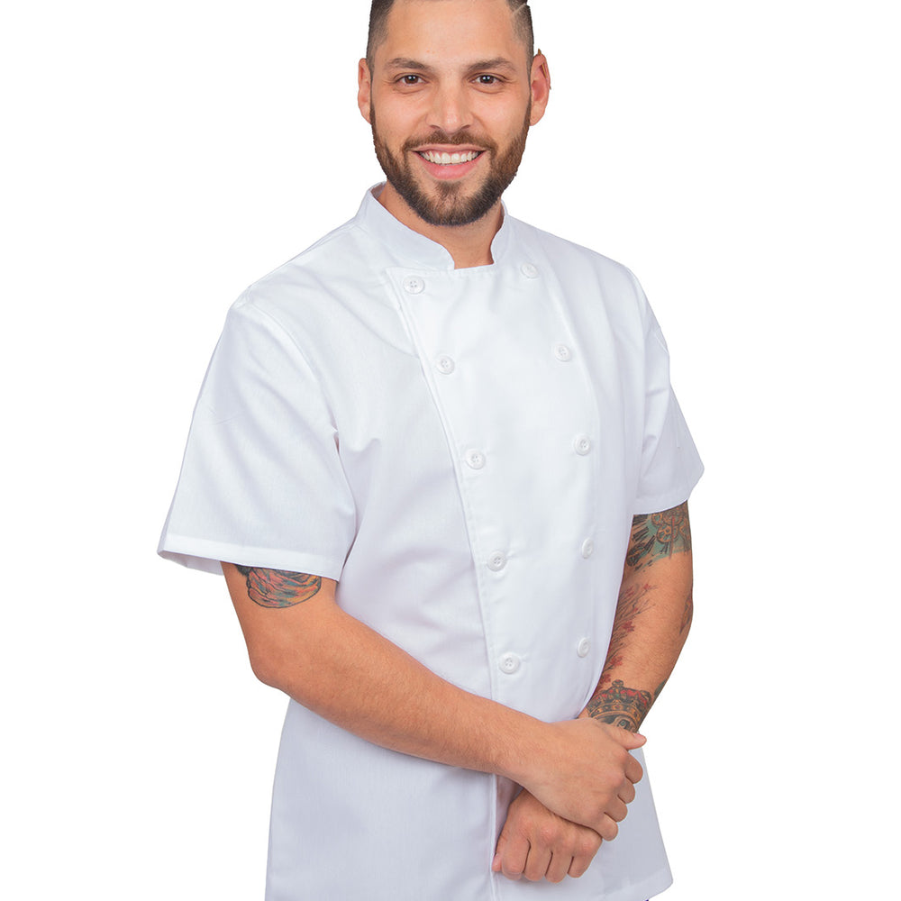 Joven utilizando filipina de chef color blanco de manga corta