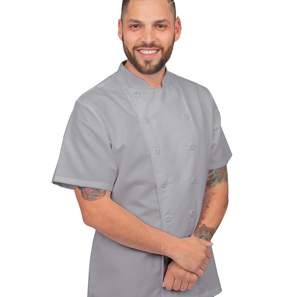 
                      
                        Joven utilizando filipina de chef color gris de manga corta
                      
                    