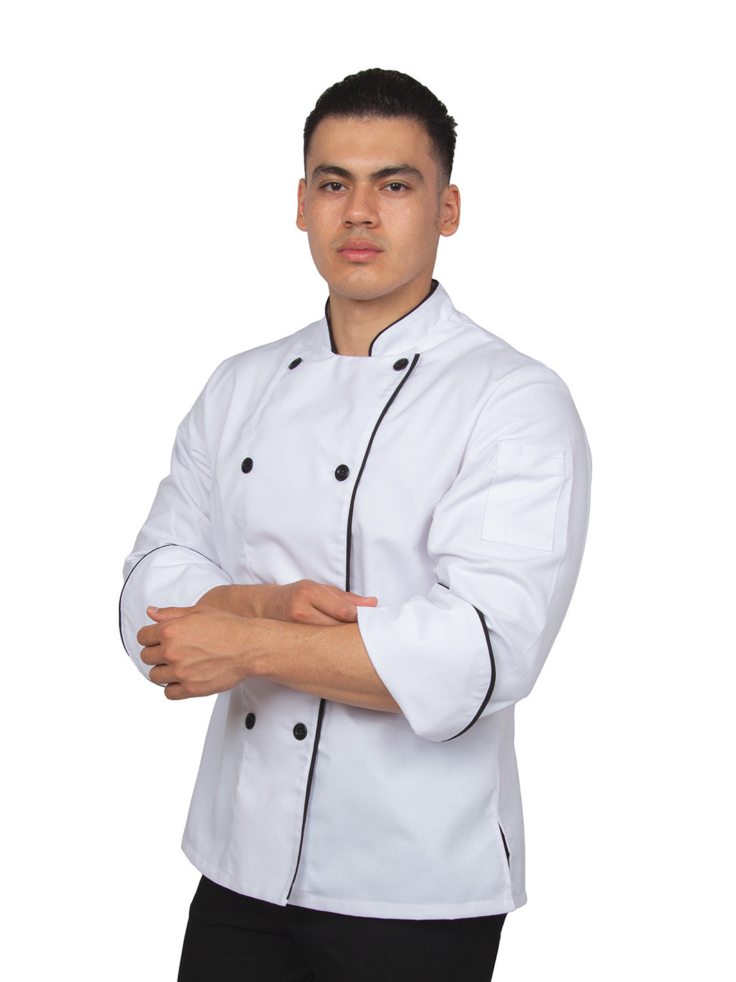 Hombre vistiendo filipina de chef unisex color blanco con vistas negras, mangas de puño redondeado, doble fila de botones con cruce reversible, y bolsa en manga izquierda. 
