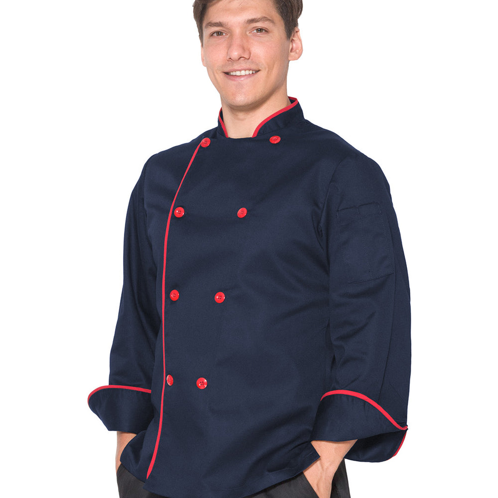
                      
                        Hombre vistiendo filipina de chef unisex color marino con vistas rojas, mangas de puño redondeado, doble fila de botones con cruce reversible, y bolsa en manga izquierda. 
                      
                    