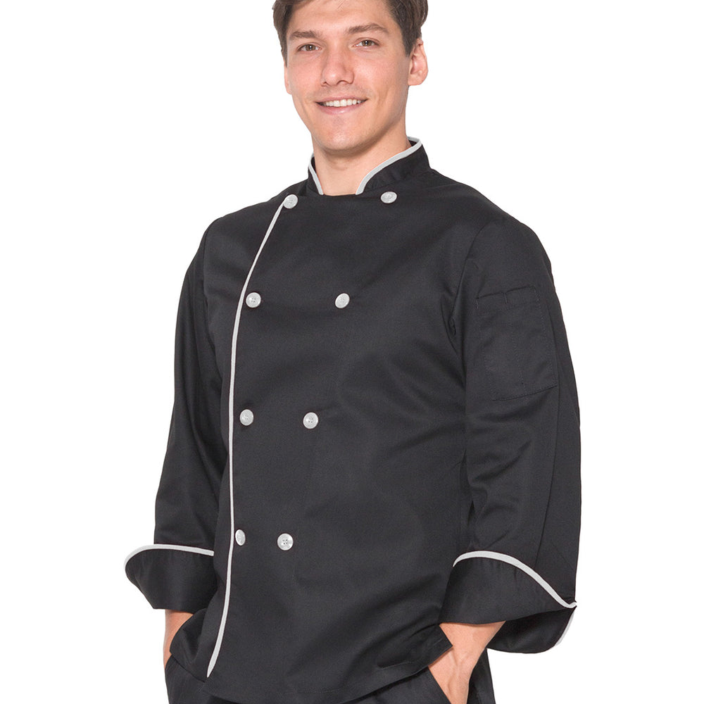
                      
                        Hombre vistiendo filipina de chef unisex color negro con vistas blancas, mangas de puño redondeado, doble fila de botones con cruce reversible, y bolsa en manga izquierda. 
                      
                    
