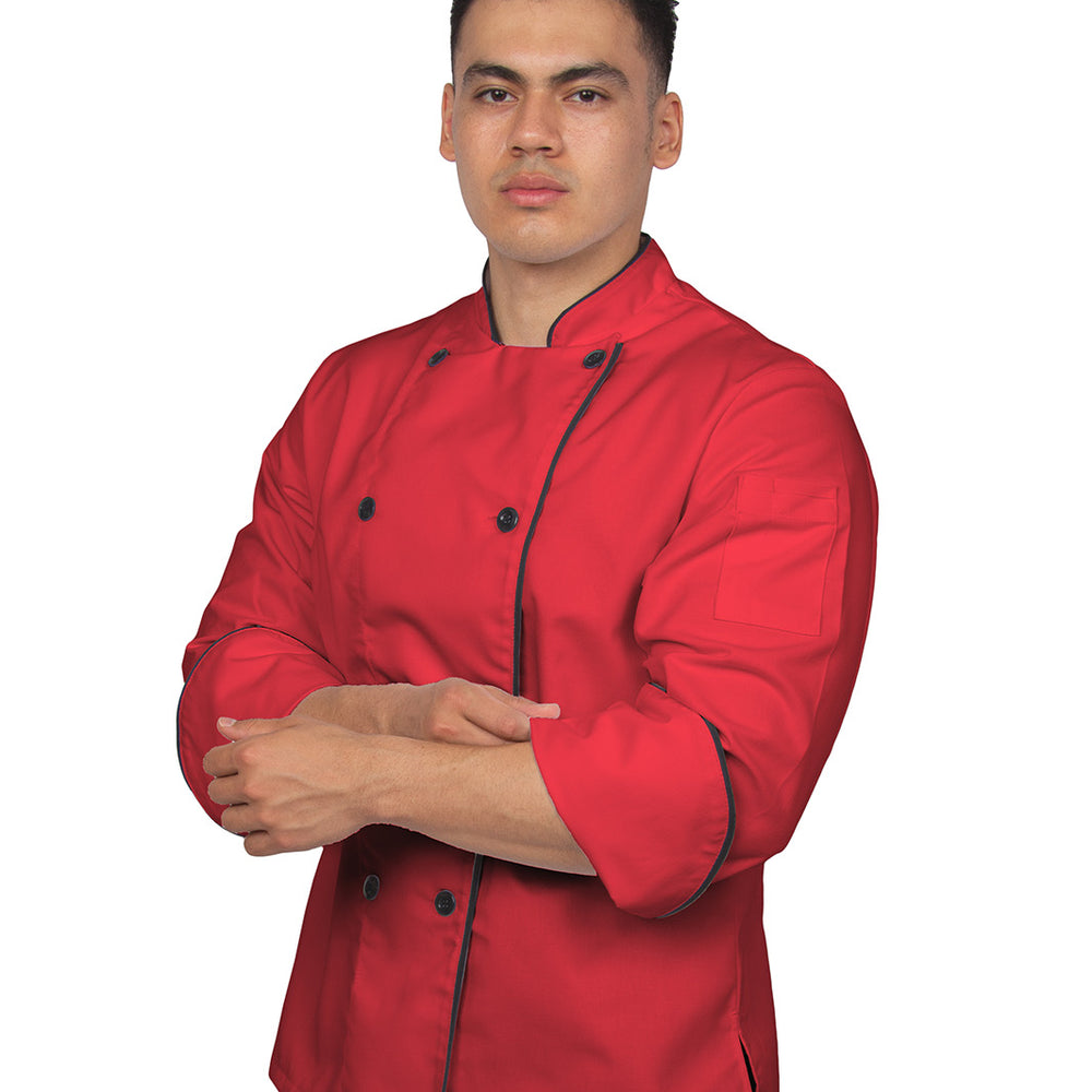 
                      
                        Hombre vistiendo filipina de chef unisex color rojo con vistas negras, mangas de puño redondeado, doble fila de botones con cruce reversible, y bolsa en manga izquierda. 
                      
                    