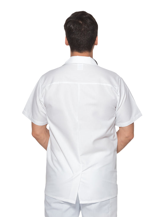 Hombre de espaldas usando filipina quirúrgica con cierre color blanco de manga corta, tiene tres bolsas al frente y cuello sport. 