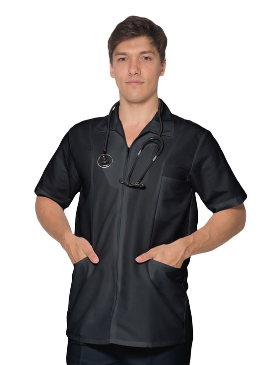Hombre usando filipina quirúrgica con cierre color negro de manga corta, tiene tres bolsas al frente y cuello sport. 