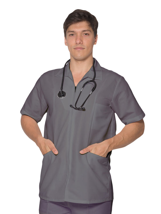Hombre usando filipina quirúrgica con cierre color gris de manga corta, tiene tres bolsas al frente y cuello sport. 
