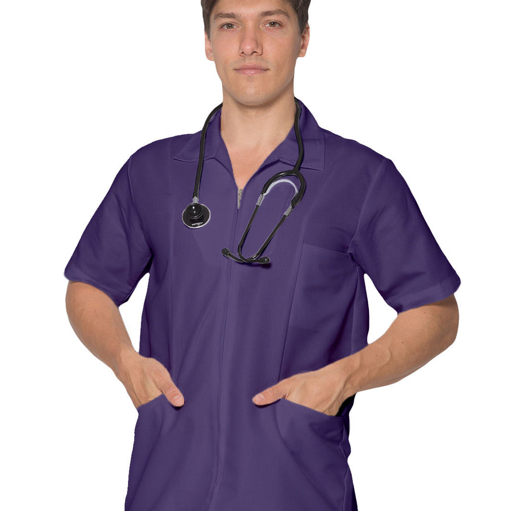 
                      
                        Hombre usando filipina quirúrgica con cierre color morado de manga corta, tiene tres bolsas al frente y cuello sport. 
                      
                    