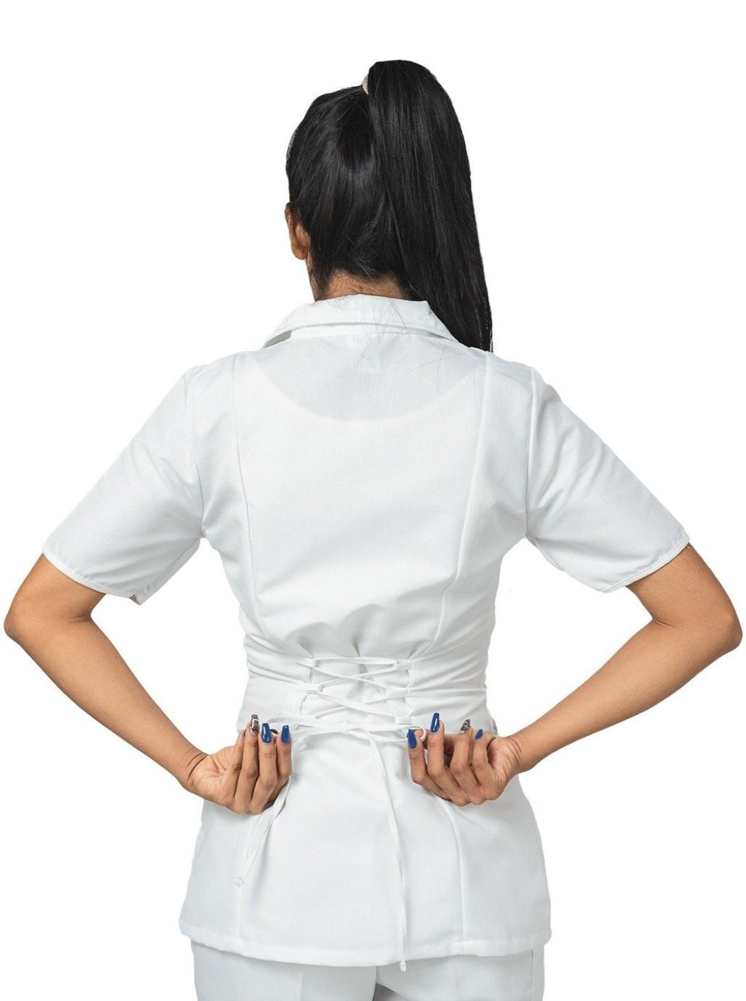 Joven de espaldas utilizando filipina médica blanca de manga corta con cierre y corsé en la espalda