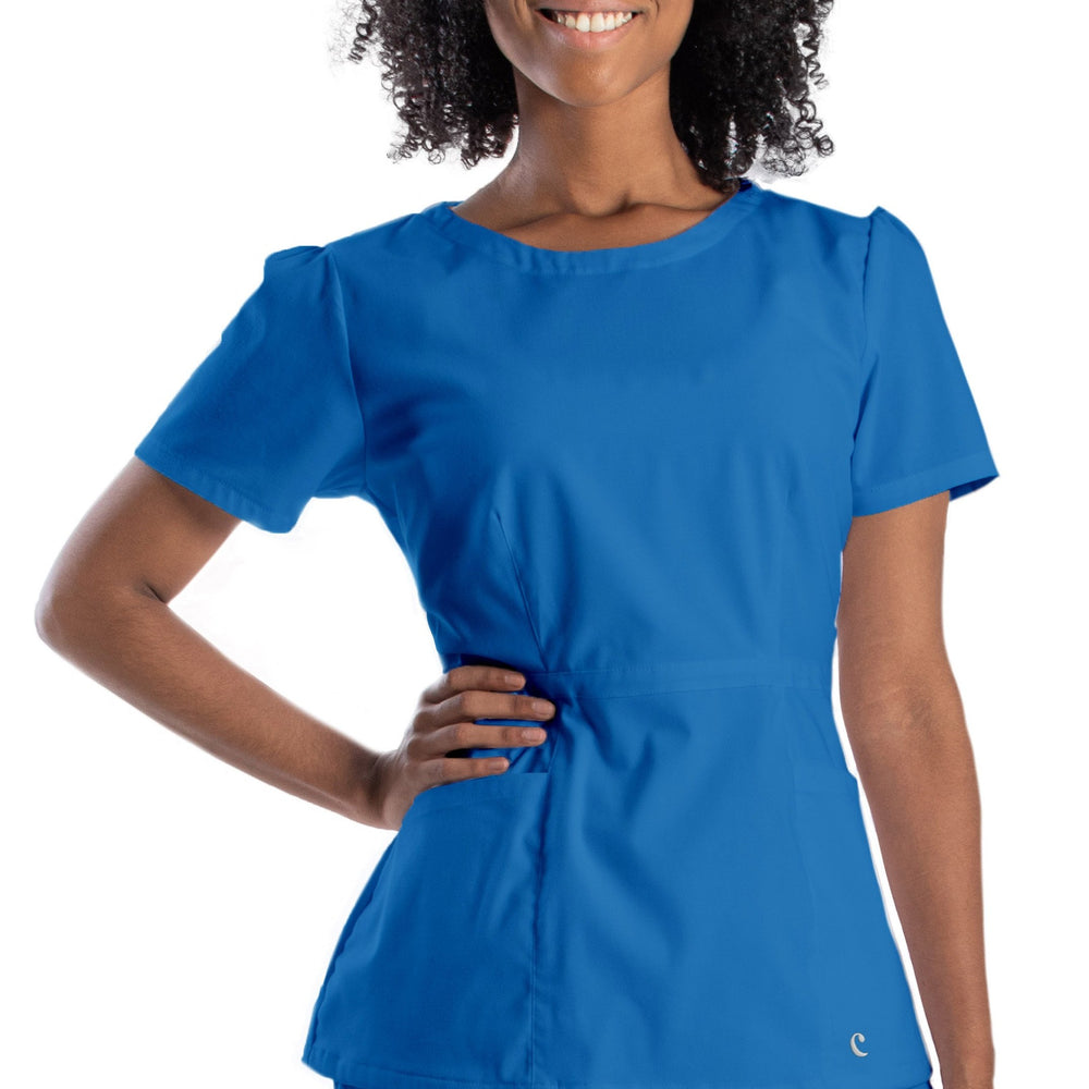 
                      
                        mujer usando filipina color azul rey de uso médico o para spa. La filipina tiene pinzas en la cintura, fruncido en las mangas, cuello redondo, y cierre lateral.
                      
                    
