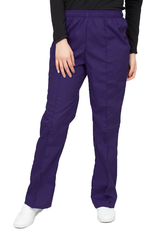 Pantalón clínico morado de corte recto, con una aforza al frente, una bolsa en el lado derecho con cierre de velcro, y cintura de elástico.