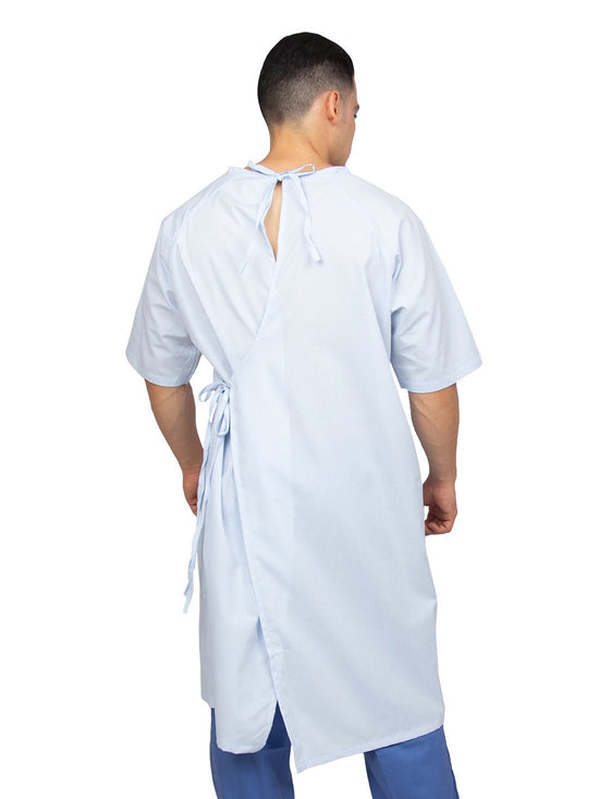 Hombre vistiendo bata para paciente de tela lavable unisex y unitalla color celeste con listones para amarrar en la espalda