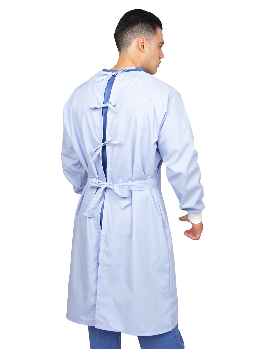 Hombre vistiendo bata para cirujano de tela reutilizable color turquesa con puños de cárdigan, cinto y listones de ajuste en la espalda