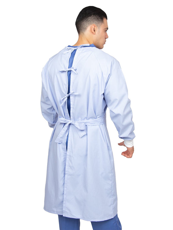 Hombre vistiendo bata para cirujano de tela reutilizable color turquesa con puños de cárdigan, cinto y listones de ajuste en la espalda