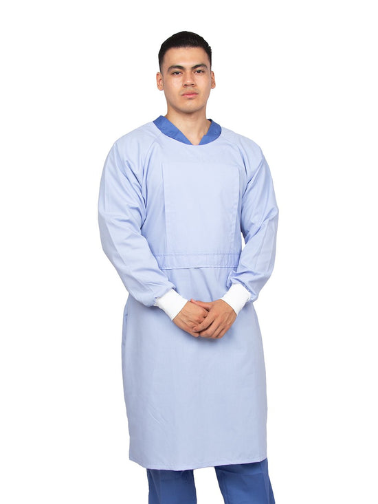 Hombre vistiendo bata para cirujano de tela reutilizable color turquesa con puños de cárdigan y listones de ajuste en la espalda