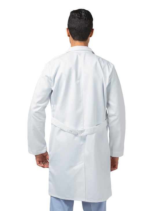 Hombre vistiendo bata blanca de laboratorio para médico de manga larga con tres bolsas frontales