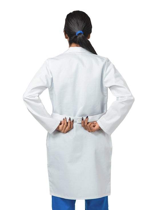 Mujer usando bata blanca médica de laboratorio con bolsas frontales, cinto suelto en la espalda, y de manga larga