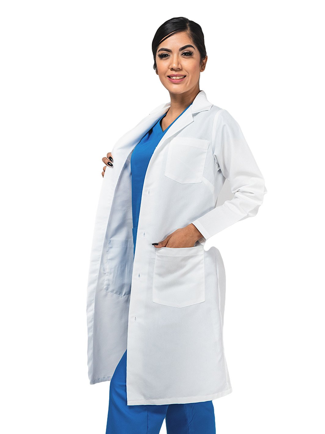 Mujer vistiendo bata blanca de laboratorio para médico que cuenta con cuatro botones, tres bolsas frontales, y cinto en la espalda