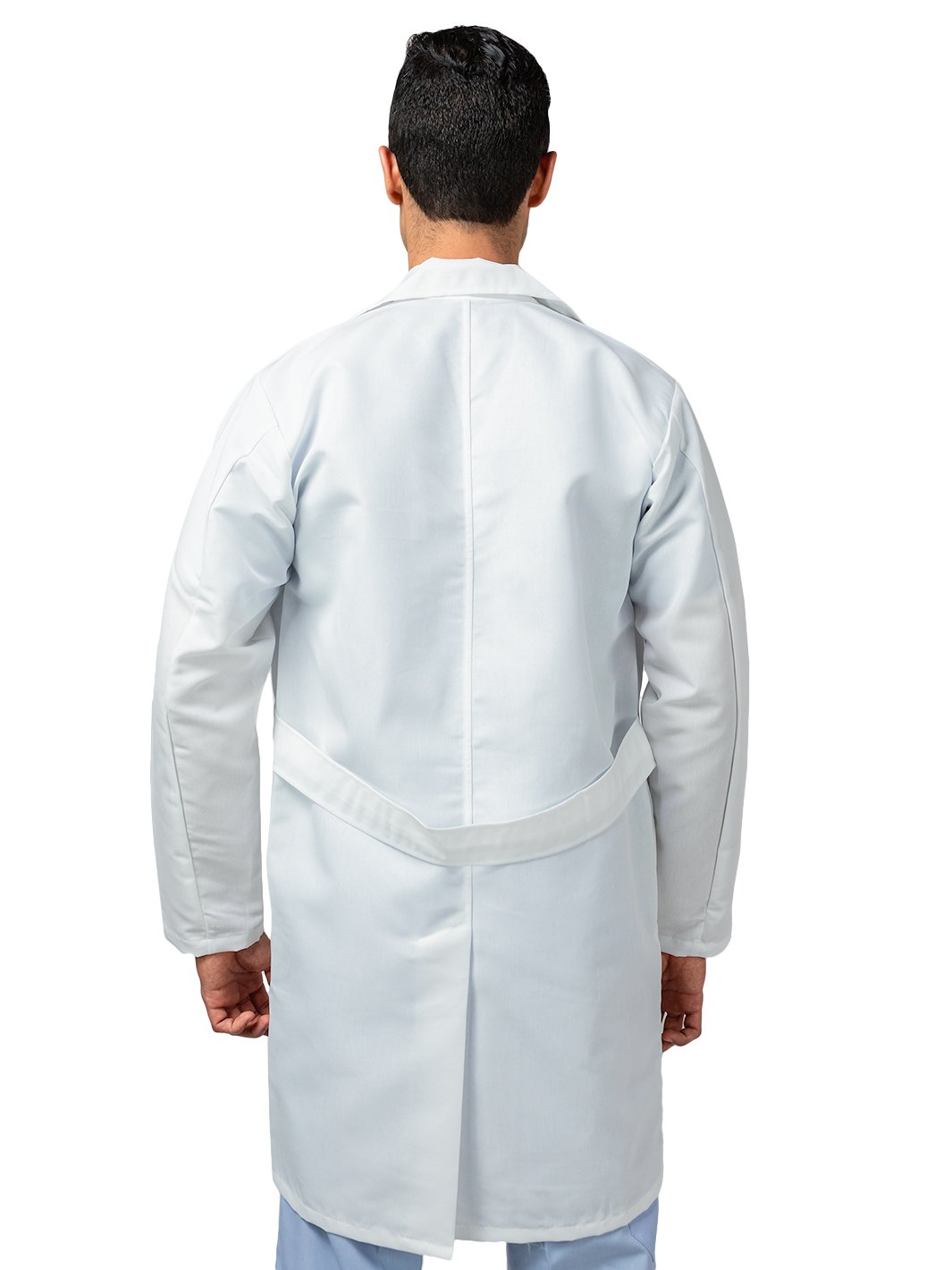Hombre vistiendo bata de laboratorio blanca para médico con cinto suelto en la espalda