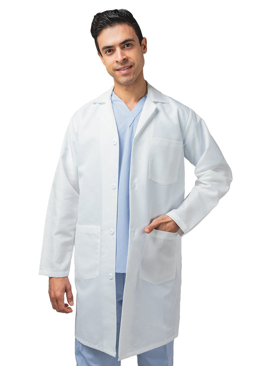 Hombre vistiendo bata de laboratorio blanca para médico con tres bolsas frontales