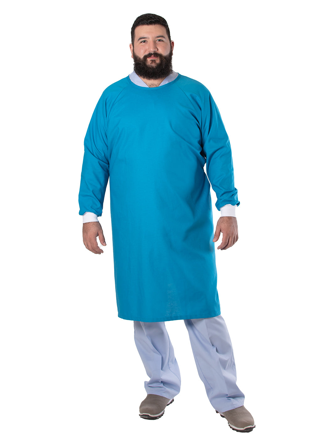 Hombre vistiendo bata para cirujano unisex de tela reutilizable color turquesa con puños de cárdigan y listones de ajuste en la espalda