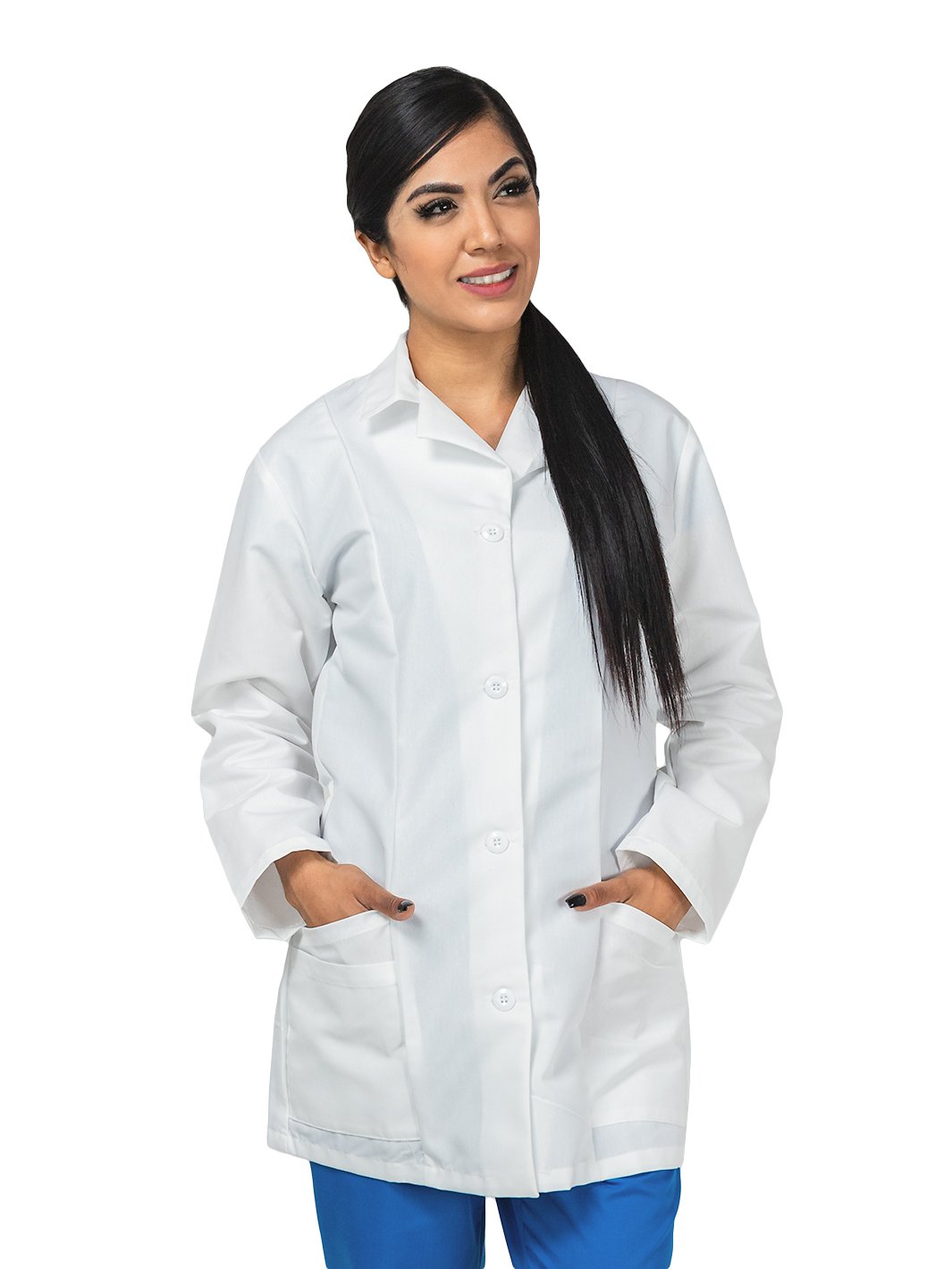 Mujer con bata blanca de laboratorio para mujer de uso médico con corte princesa, cuatro botones, moño decorativo en espalda, y bolsas frontales.