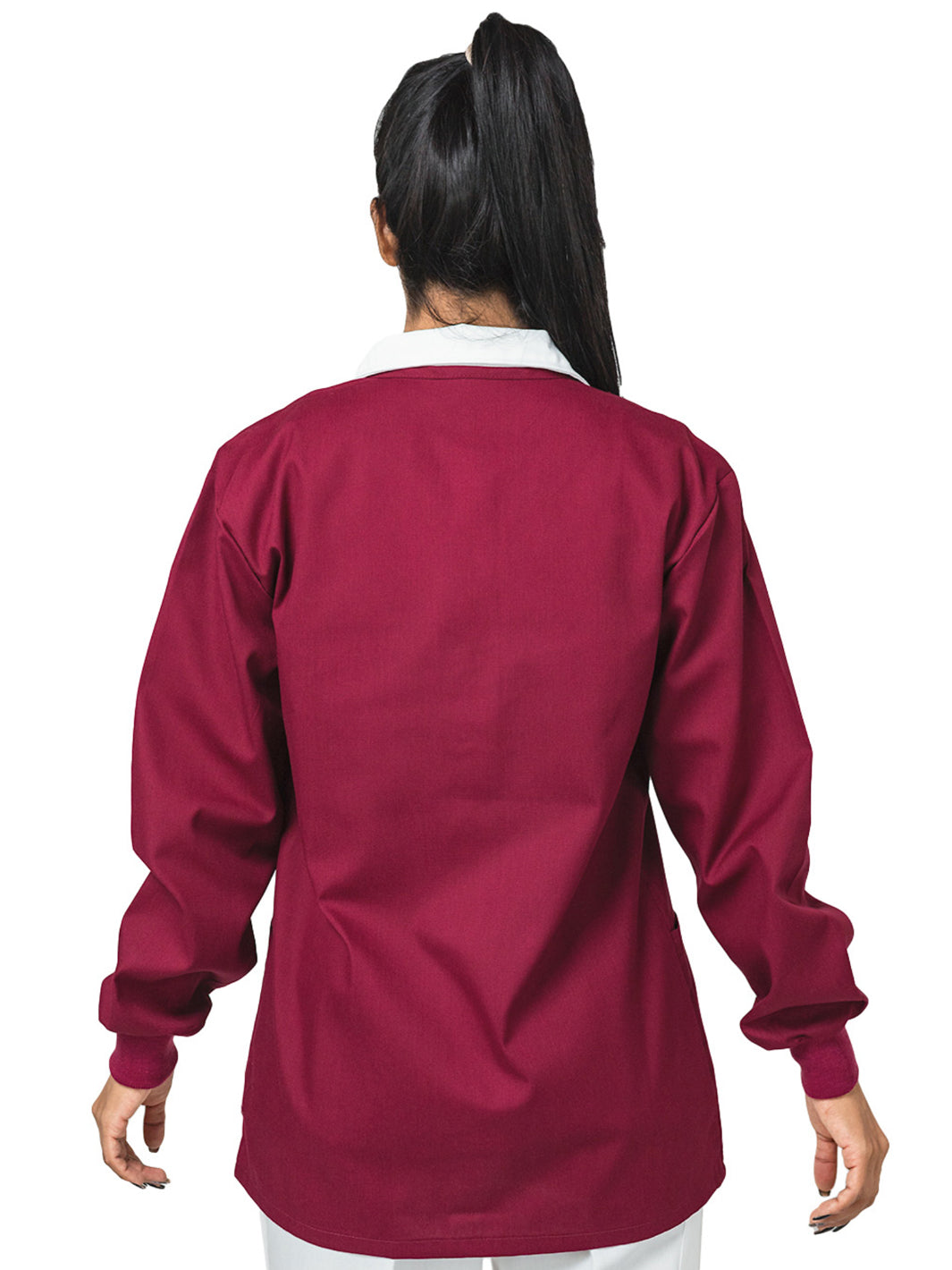 joven de espaldas usando cuprepolvo color vino con puños de cárdigan y bolsas frontales