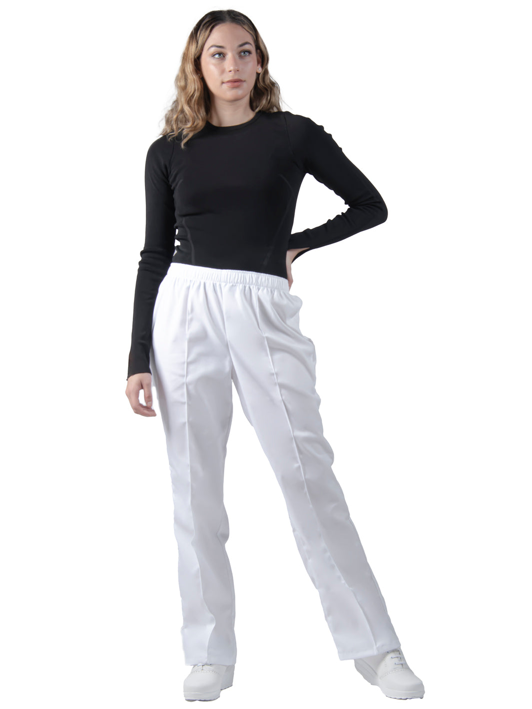 Joven utilizando pantalón blanco para uso clínico de corte recto con cintura elástica