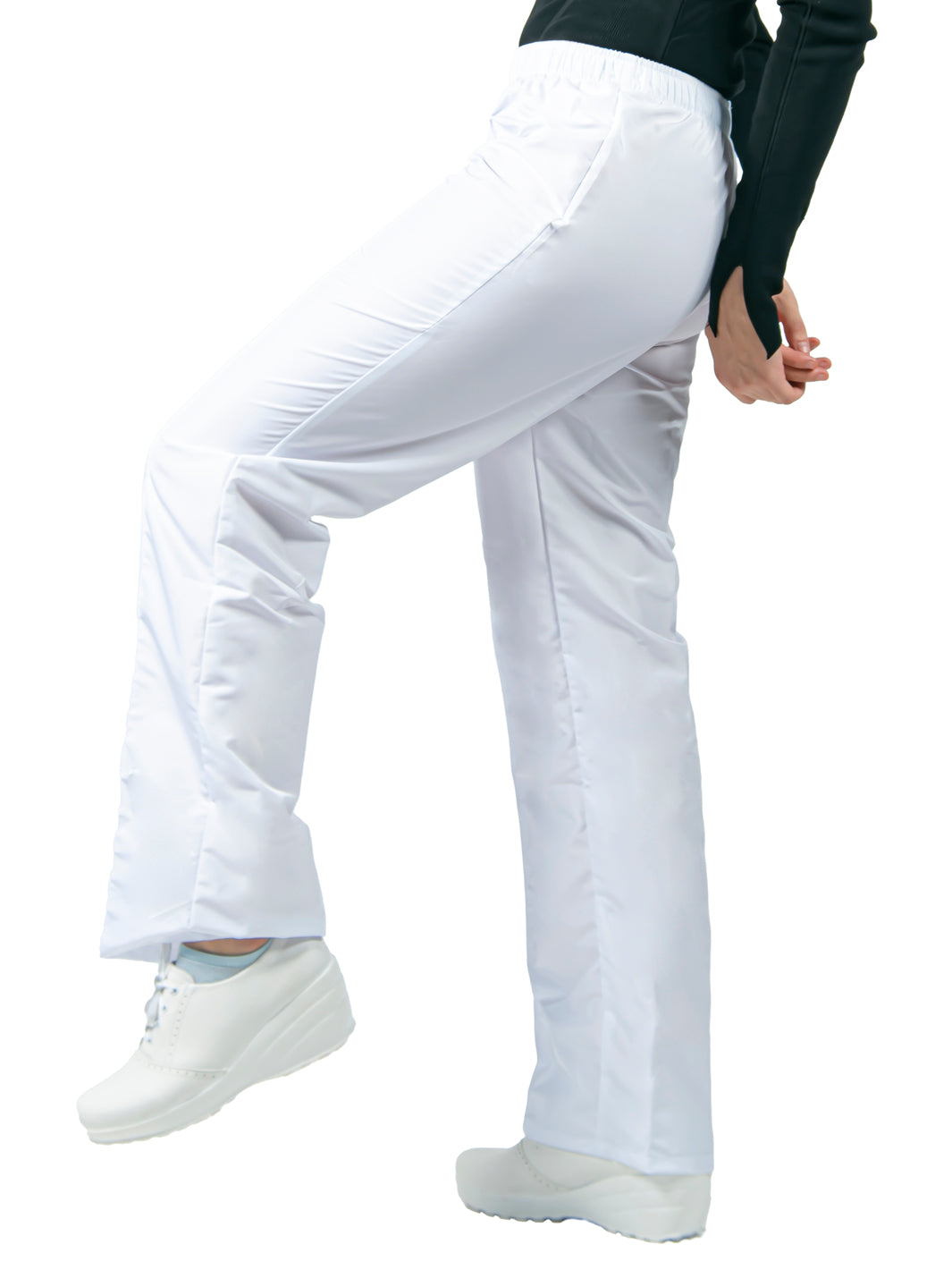 Vista lateral de la pierna del pantalón blanco para uso clínico de corte recto con cintura elástica